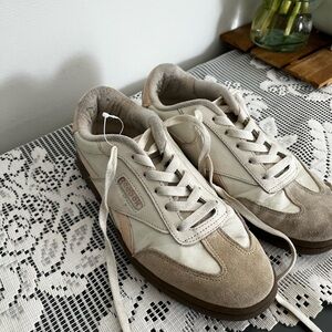 Women’s 8 Reebok Cream, Pink, and Brown Casual Shoes